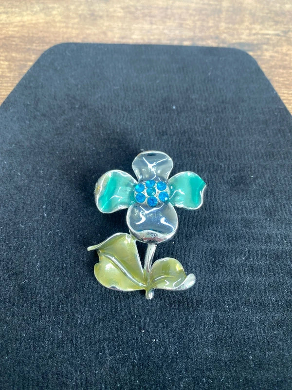 Vintage Enamel Flower Brooch Pin lovely jewellery piece