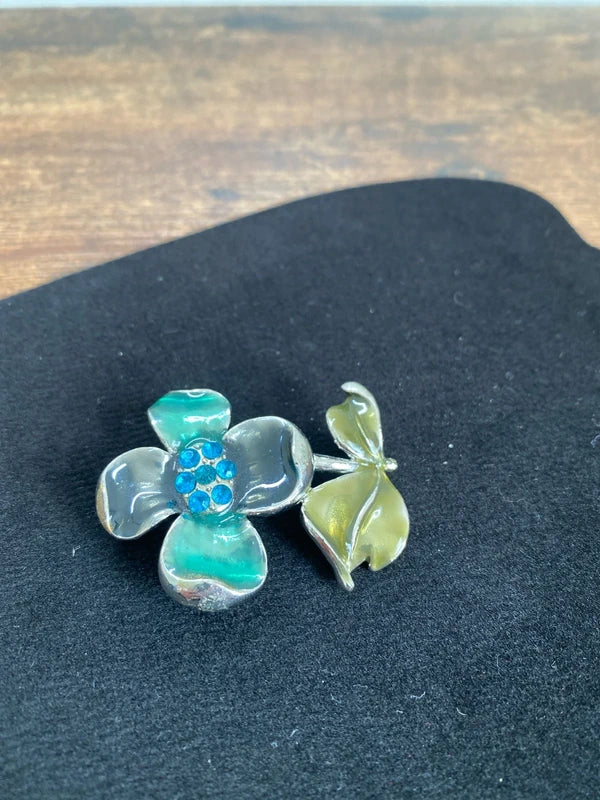 Vintage Enamel Flower Brooch Pin lovely jewellery piece