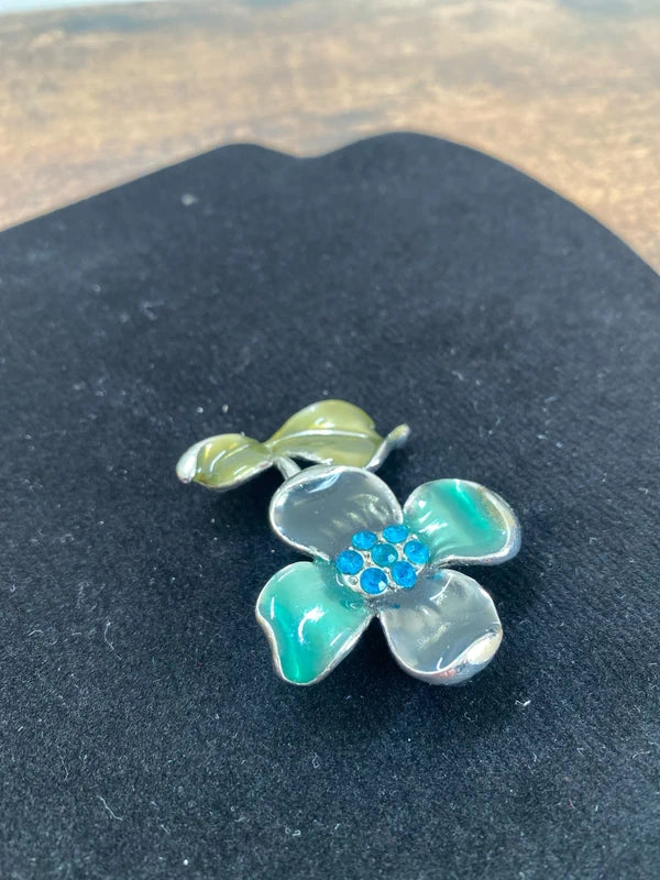 Vintage Enamel Flower Brooch Pin lovely jewellery piece